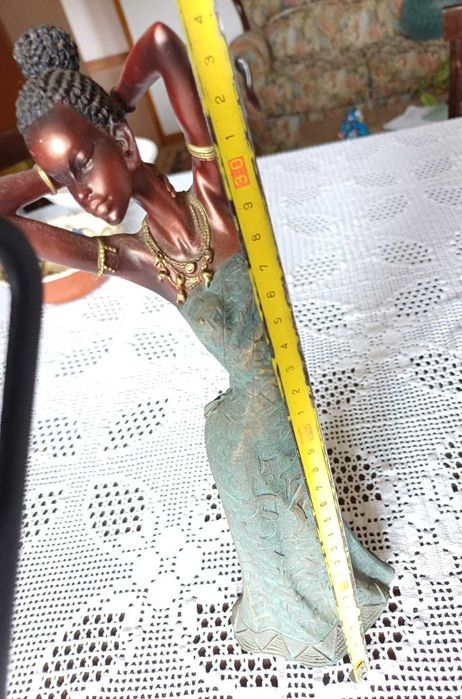 Estatueta muito elegante ,com figura feminina, estilo mulher africada - Peça rara