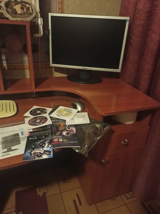 Всё вместе: компьютер, монитор, МФУ, блютуз камера, колонки