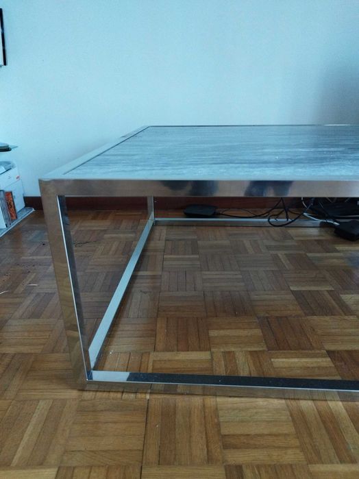 Mesa de centro com tampo em mármore e inox 90x90x40