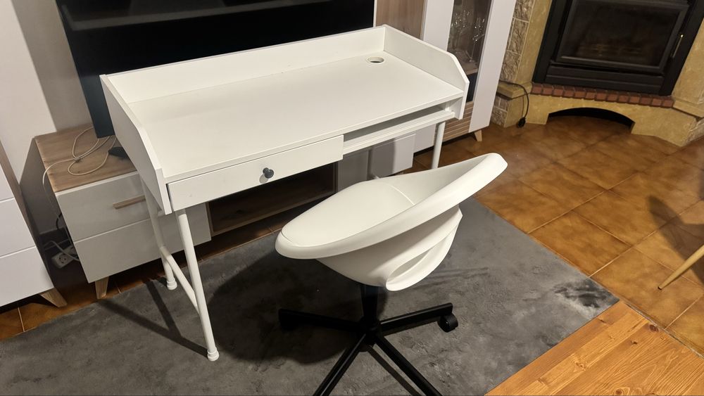 Conjunto mesa e cadeira, escrivaninha “pra despachar logo”