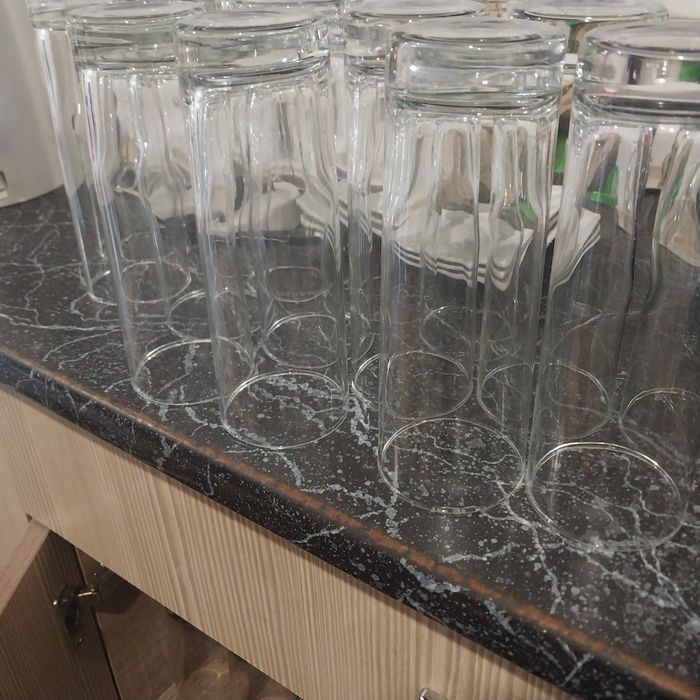 Кавомашина , ширма,стаканчик, молочник,кондитерська вітрина