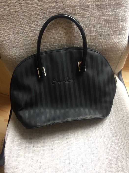 czarna torebka do ręki w paski