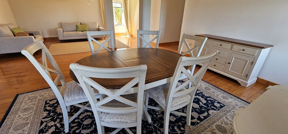 Mesa + cadeiras + 2 aparadores