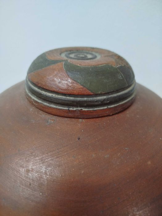 Pote decorativo étnico com tampa, em cerâmica, muito antigo