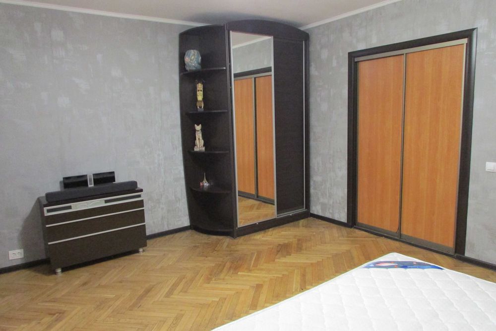 ЦЕНТР ст. метро Кловська. Роздільна 3 кімнатна. вул. Мечникова, 18