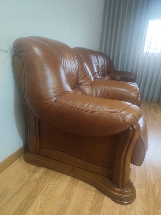 Conjunto de Sofás em Madeira e Pele Castanha: 3 Lugares+2 Individuais