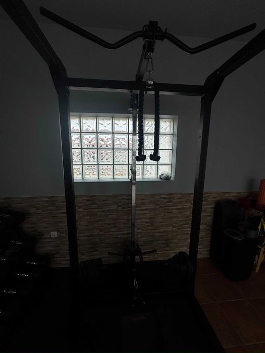 Rack de musculação c/ banco e pesos e acessórios