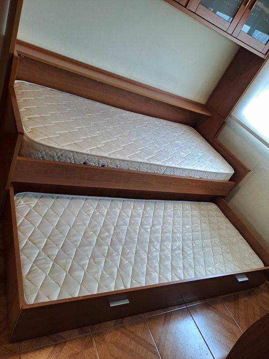 Cama dupla com armários.