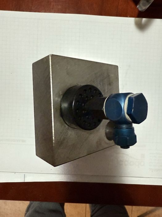Blok hydrauliczny z czujnikiem cisnienia element przemyslowy