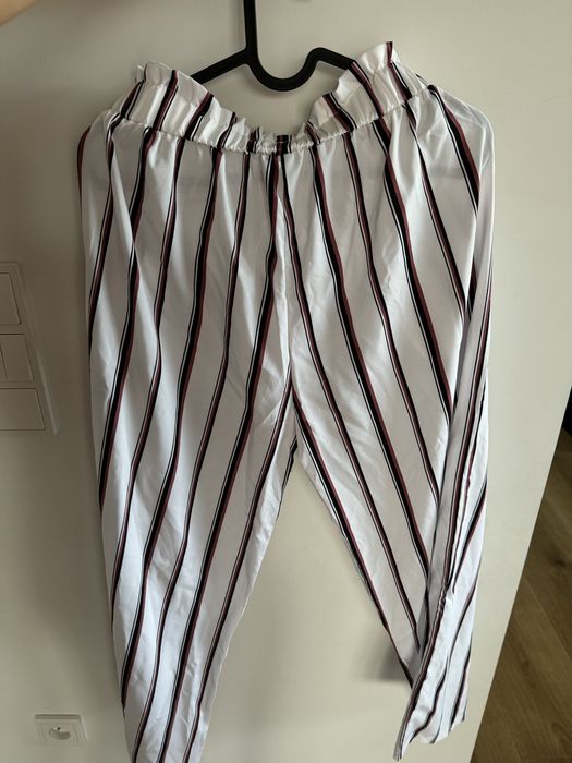 Spodnie cienkie, zwiewne, z gumka, biale w paski M/38