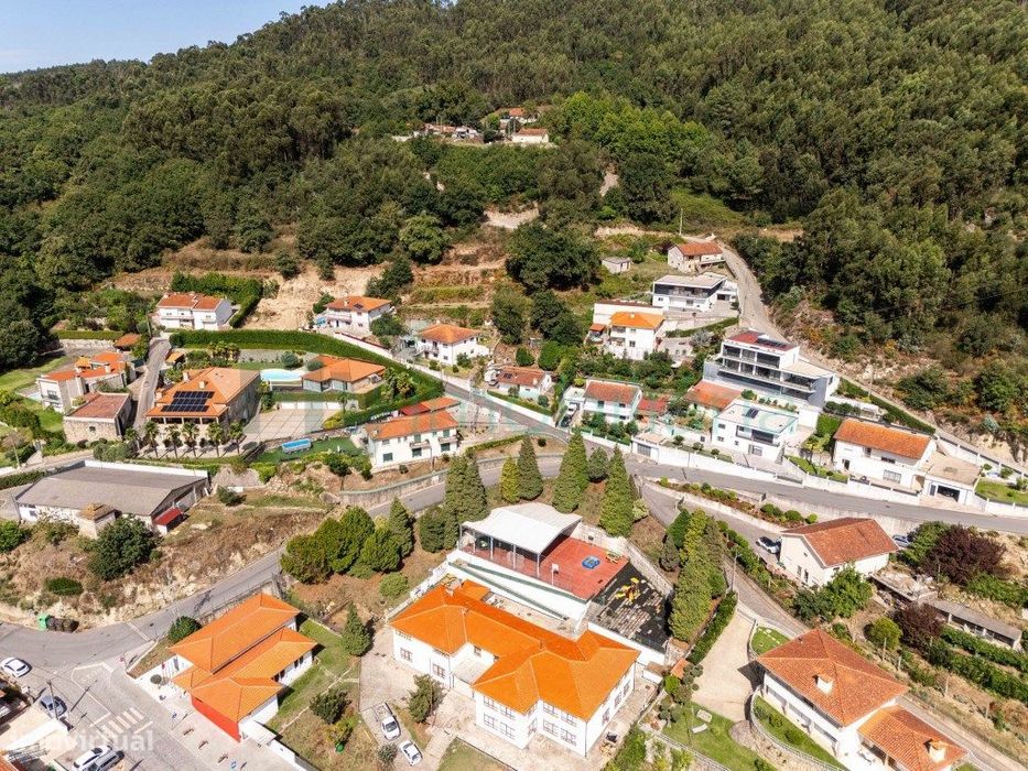 Moradia Térrea com grande potencial | Garagem e Jardim
