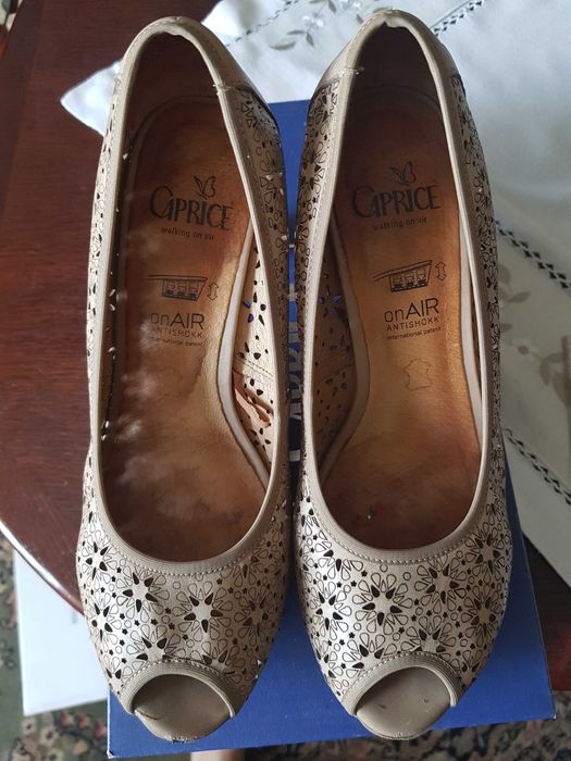 Skórzane ażurowe buty na obcasie