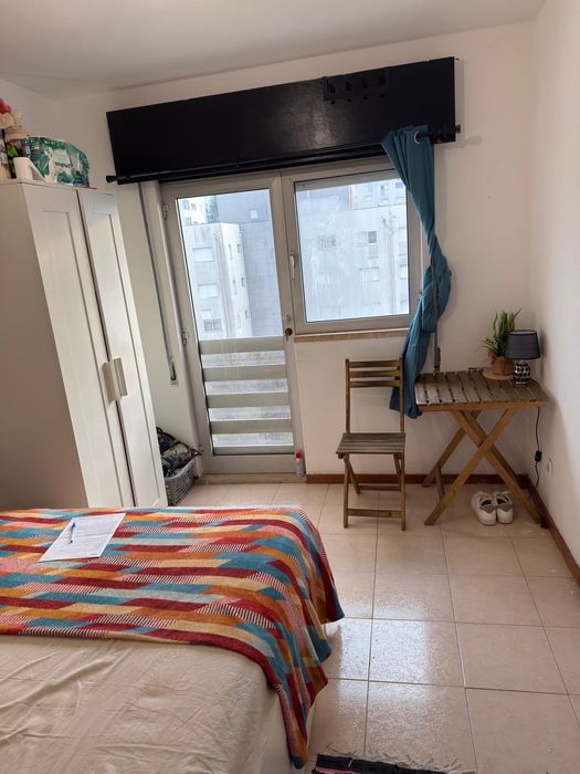 Arrendo Quarto, fica a 5 minutos do metro de Vila D’este
