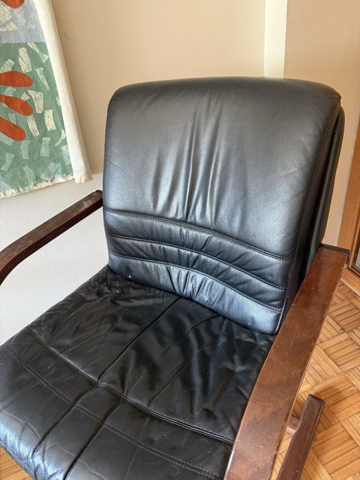 Cadeirão vintage estilo cantilever em madeira e pele