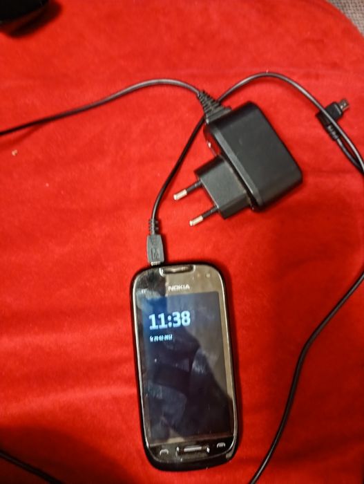 Telefony z ładowarkami sprawne i uszkodzone