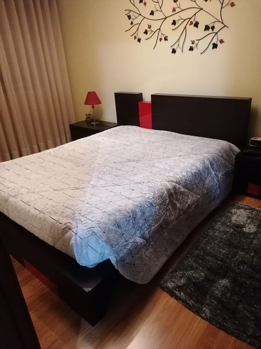 Mobilia de quarto em carvalho maciço escuro