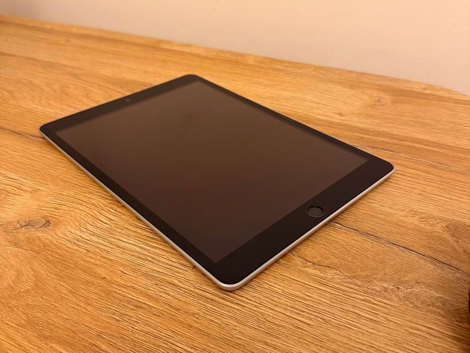 iPad 9 gen | srebrny | 64 GB | Wi-Fi | etui | szkło