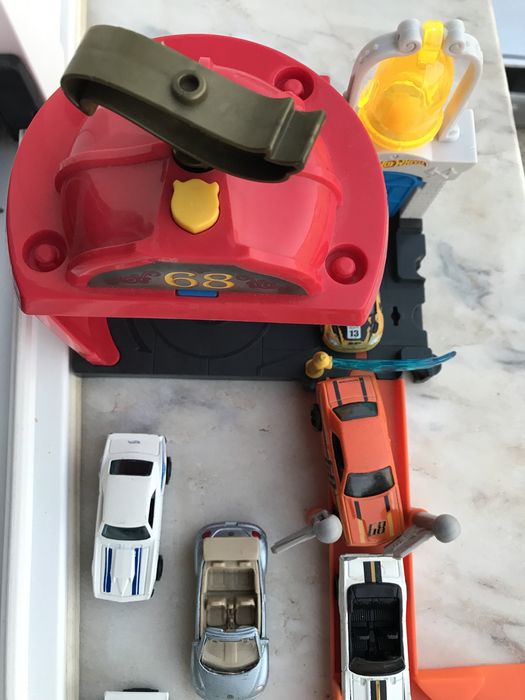 Pista Hotwheels com carrinhos