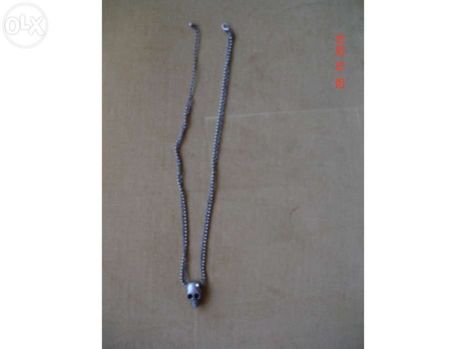 Colar prateado - caveira com brilhante