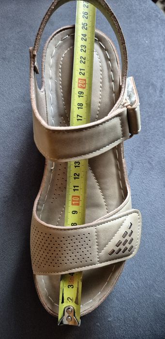 Sandały na koturnie
