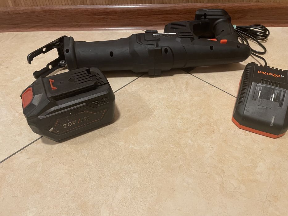 Акумуляторна шабельна пила Dnipro-M DRS-200