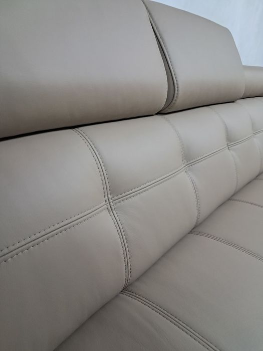 Диван шкіряний розкладний.