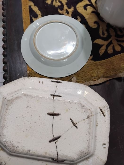 Duas peças  uma faiança outra em porcelana