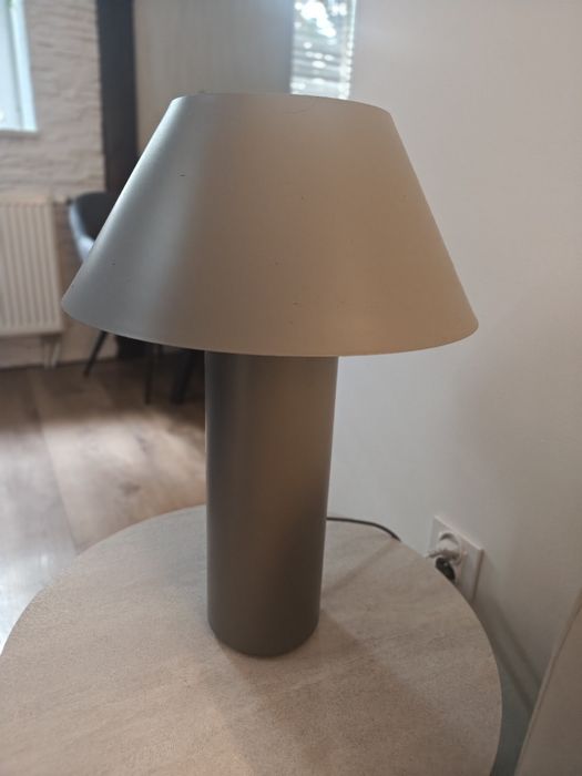 Metalowa lampa stołowa na dwie żarówki