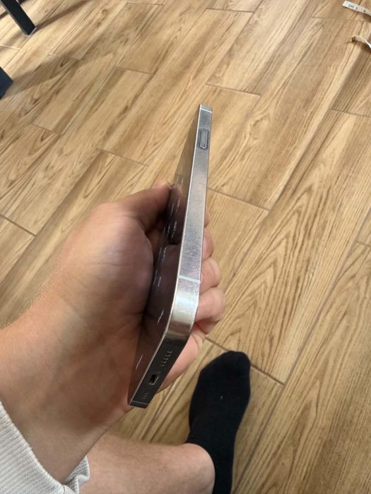 Iphone 12 pro 88% baterii