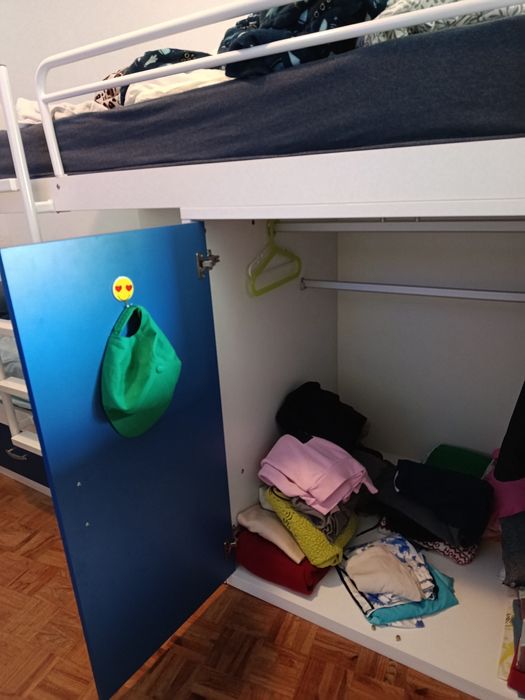 Cama beliche com armário e gavetas