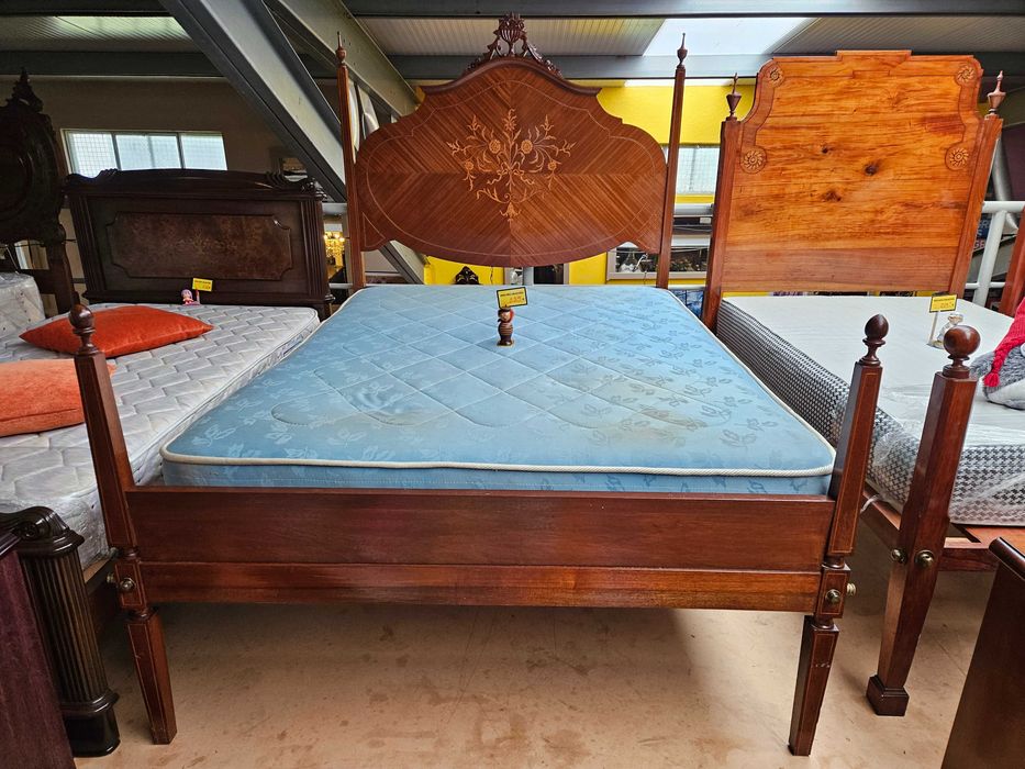 Cama antiga estilo D. Maria com estrado e colchão - Muito bo