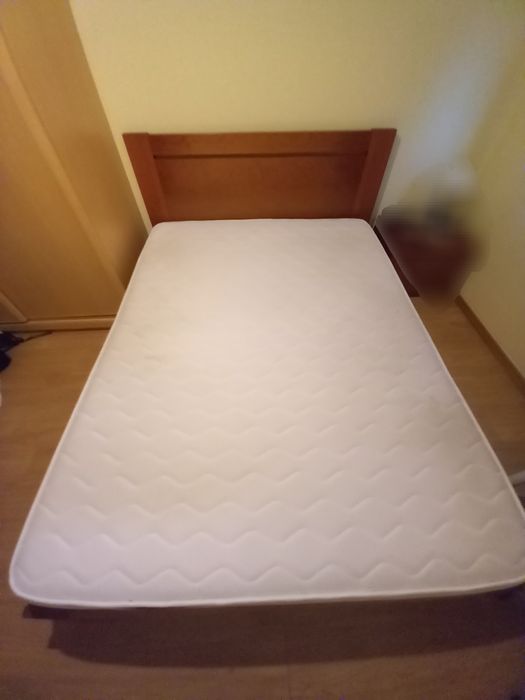 Cama de casal com colchão e estrado