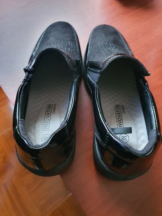 Vendo Sapatos  com cunha na sola novos