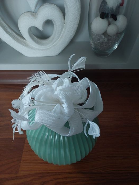 Fascynator ozdoba na głowę na spince Kolor biały Pióra