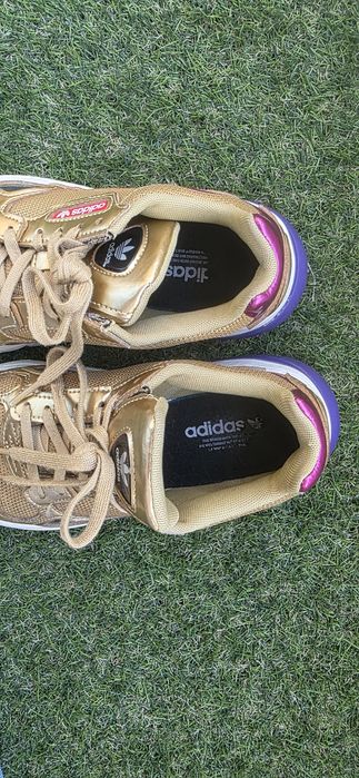 Tenis adidas dourados