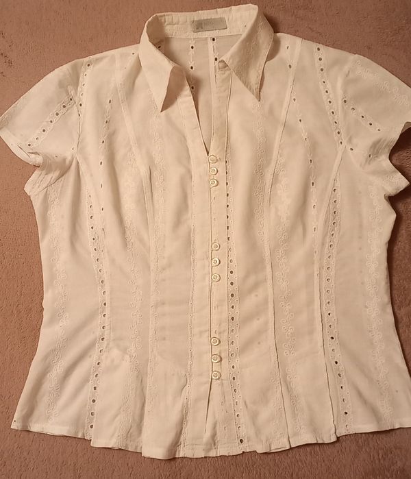 Blusa de verão branca, curta, em bordado inglês