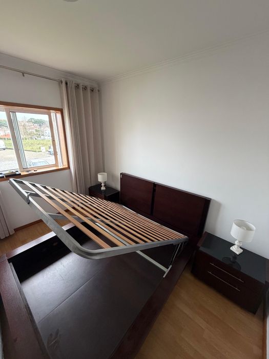 Cama de casal - inclui colchão, estrado, 2 cabeceiras e 2 candeeiros