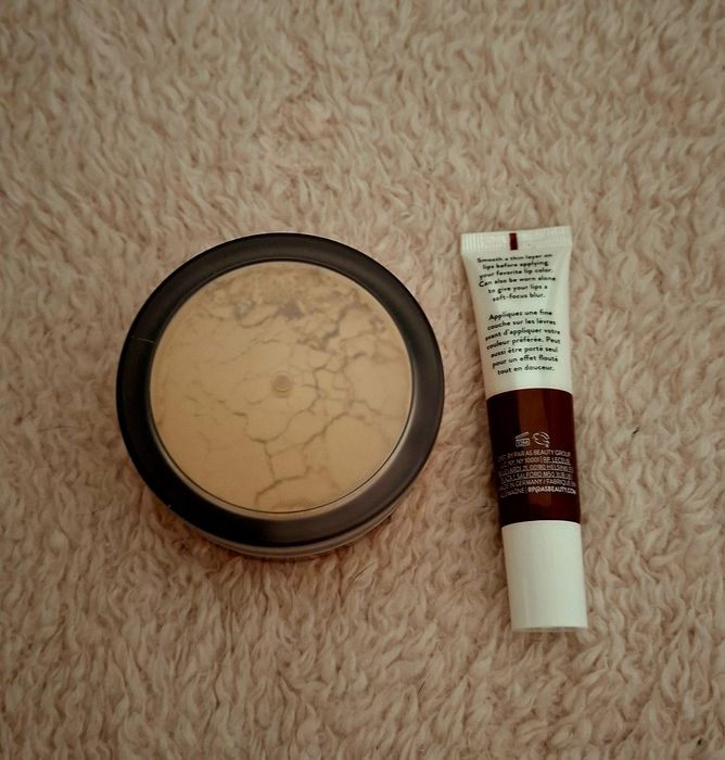 Sypki puder Charlotte Tilbury nowość  i baza do ust Laura Geller