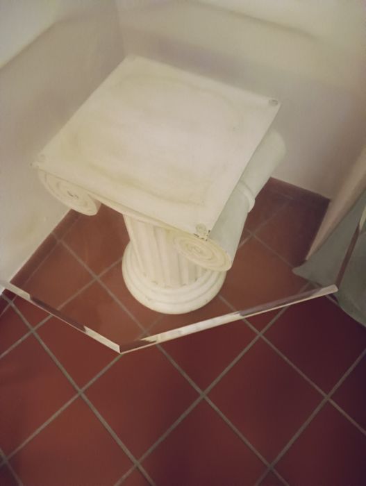Mesa com Capitel de Madeira e Tampo de Acrílico