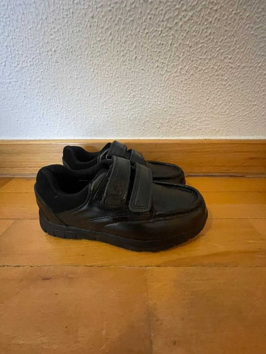 Sapatos elegantes para menino