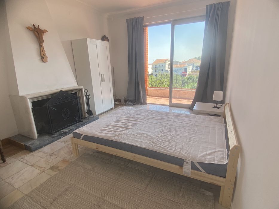 Quarto em moradia situada em Santa Iria da Azóia