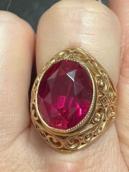 Złoty pierścionek z rubinem , 585