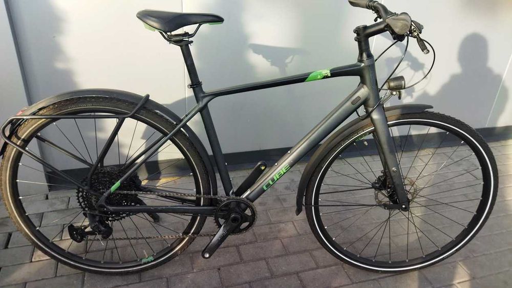 Cube Travel GTC Sport (2022), колеса на осях, карбонова вилка і шатуни