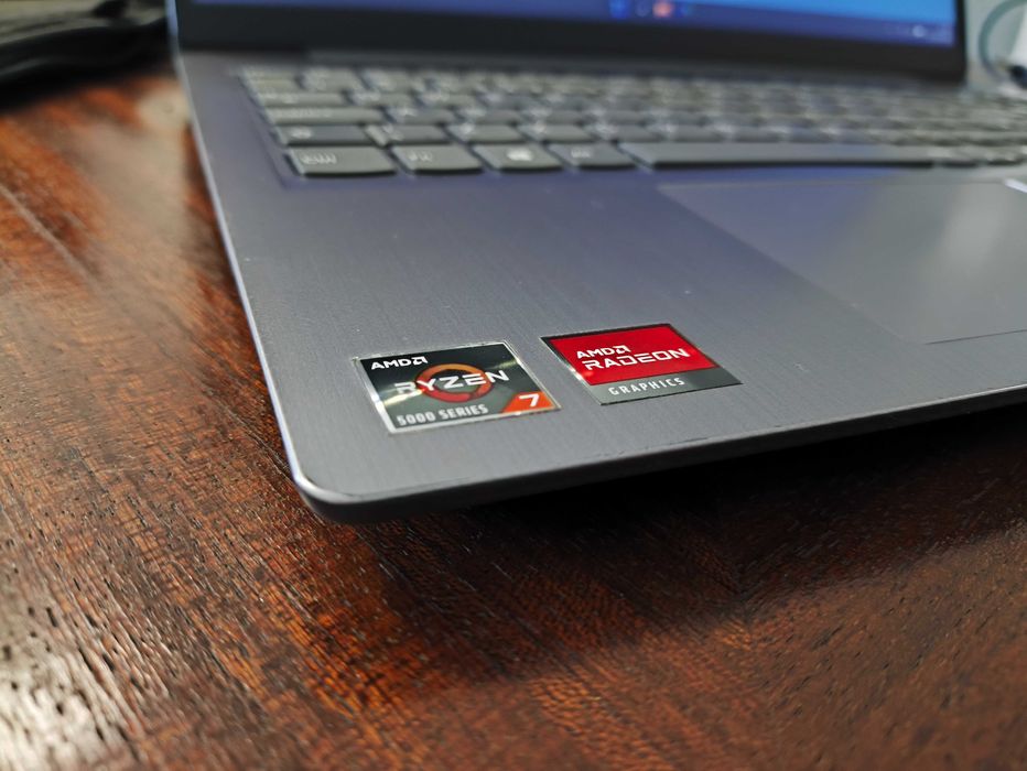 Lenovo IdeaPad 3 Ryzen 7 (5700U) – SSD 512GB | 8GB RAM (Bateria a 85%)