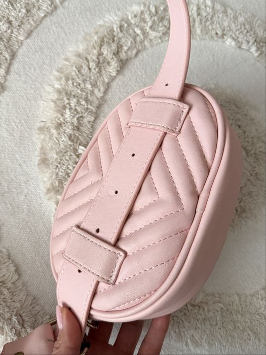 Pastelowa różowa mała pikowana nerka beltbag
