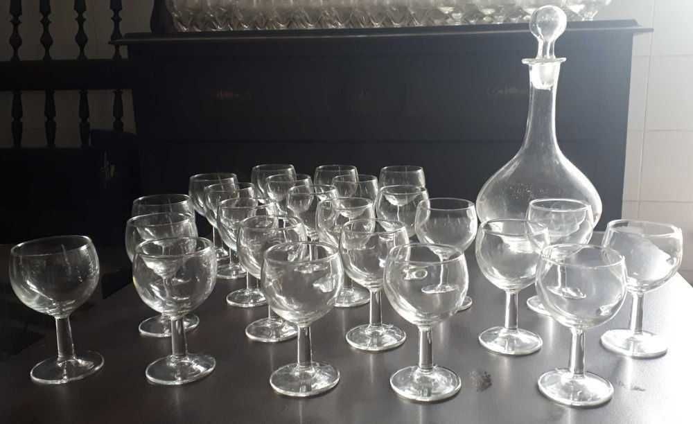 Copos e garrafa - Conjunto 12 copos e 1 garrafa por 10 euros