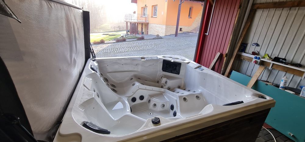 Basen bania jacuzzi 225x225 95 dysz