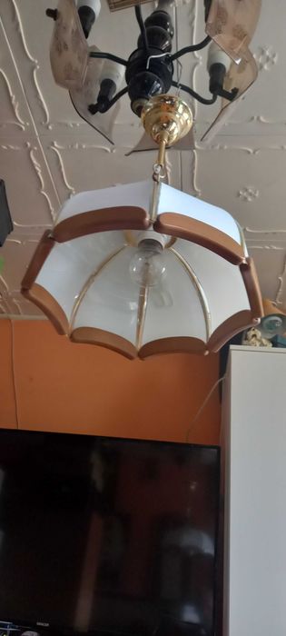 Lampa wisząca drewnem zdobiona