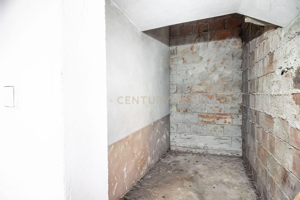 Garagem com 98,5 m² em Buarcos – Espaço Independente e Privativo