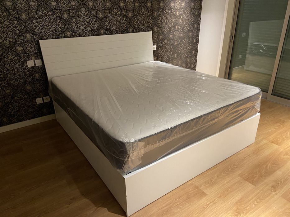 Cama de casal King Size com gaveteiros